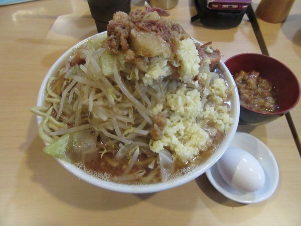 「ラーメン（７５０円）＋麺増し１００円＋生卵５０円」@俺の生きる道 つくば店の写真