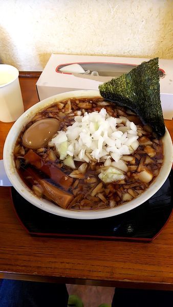 「黒チャーシューめん 玉ネギ増し+味玉」@えびす家の写真