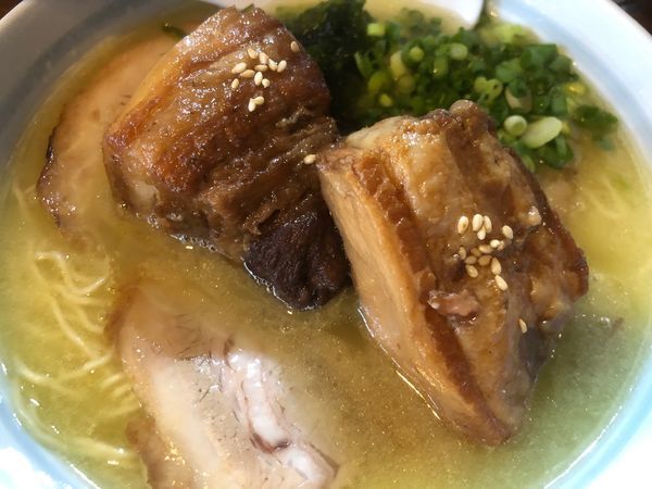「まる玉ラーメン+角煮+チャーシュー+替え玉」@らーめん まる玉 両国店の写真