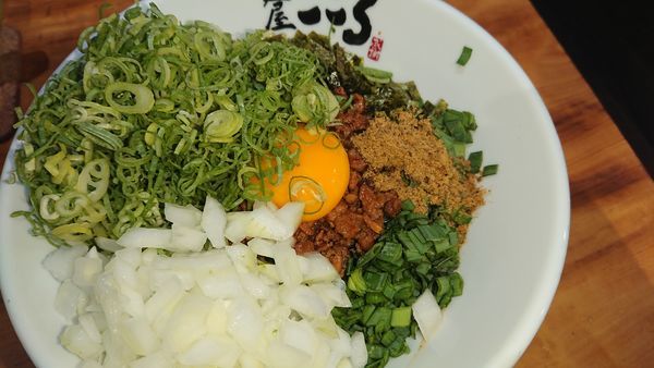 「シビ辛まぜそば(900円)玉ねぎ(50円)ねぎ増(120円)」@麺屋こころ 六角橋店の写真