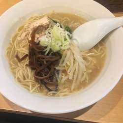 冷やし水炊きラーメン 温玉そぼろごはん