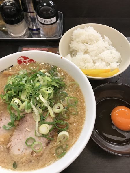 「ラーメン、ライス並、生卵」@京都銀閣寺 ますたにラーメン 日本橋本店の写真