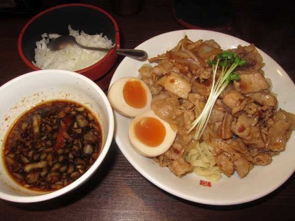 「肉盛りつけ麺並　800円＋肉増し　100円他」@魁 肉盛りつけ麺 六代目けいすけの写真