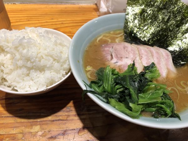 「チャー並ほうれん草固め多めライス大盛」@横浜ラーメン 武蔵家 大井町店の写真