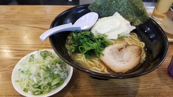 「豚骨醤油　大盛　ねぎトッピング」@らあめん 万咲 松本店の写真