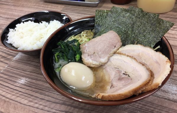 「ラーメン 並＋半熟味玉＋厚切りバラチャーシュー＋ライス(中)」@武蔵家 富士見店の写真