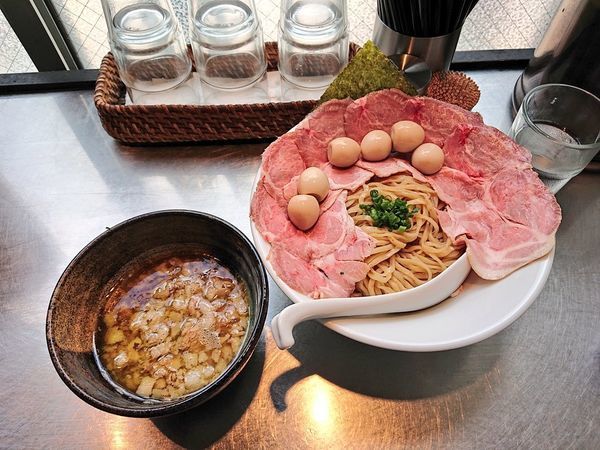 「ゴロゴロお肉の背脂豚カレーつけ麺＋肉増し・うずら」@さんじの写真
