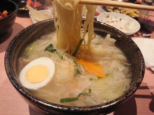 「あっさり塩ラーメン(野菜たっぷり)490円＋税」@焼肉問屋 牛蔵の写真