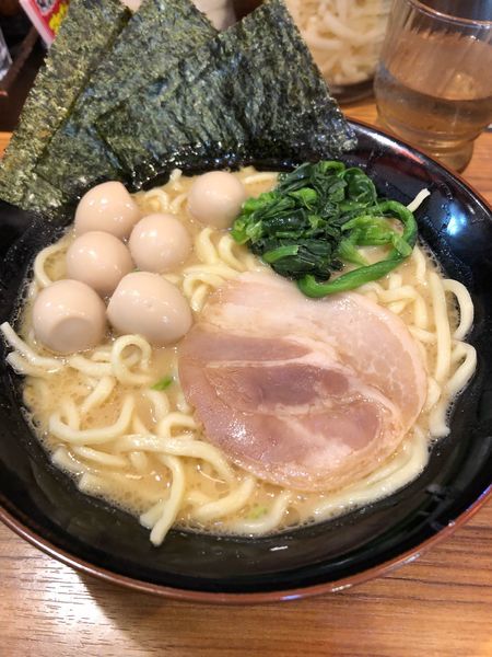 「ラーメン 690円 ウズラサービス」@横浜家系ラーメン 壱角家 築地店の写真