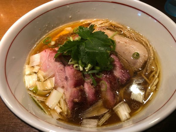 「地鶏中華そば醬油味800円、窯焼きチャーシュー」@麺や 虎徹の写真