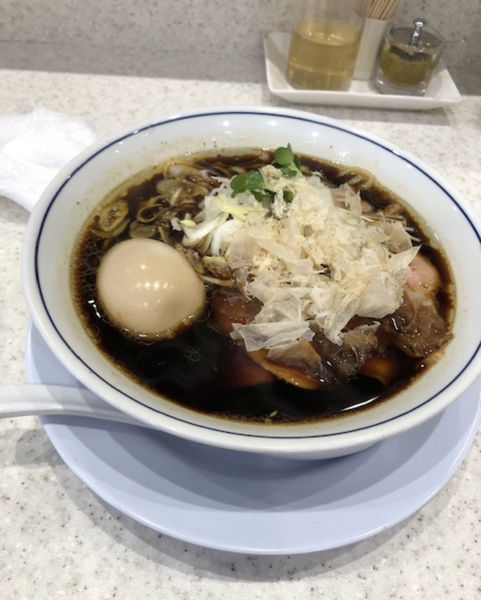 「醤油ラーメン」@らーめん鱗 江坂店の写真
