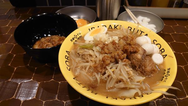 「豚そば、生卵、玉ねぎ、脂、うずら」@茨城豚そば 特龍 本店の写真