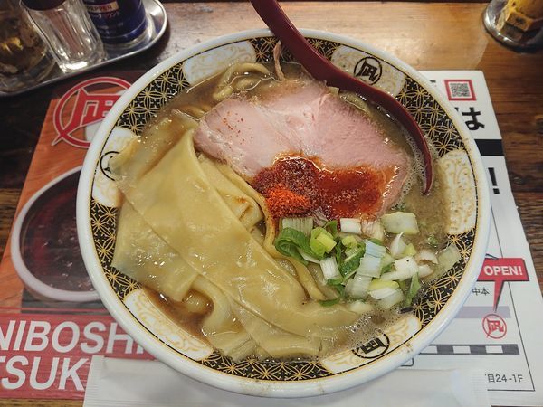 「すごい煮干しらーめん 820円(１辛、大盛)」@ラーメン凪 大宮店の写真
