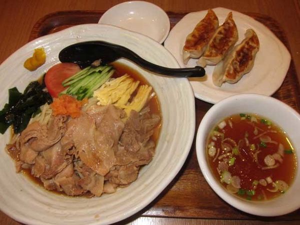 「肉冷し　880円＋餃子　150円」@麺処直久 新橋店の写真