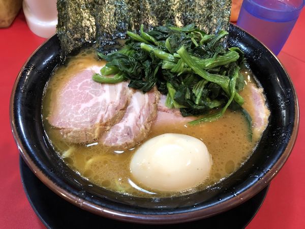 「中盛チャーシュー固めたまごほうれん草」@家系ラーメン とらきち家の写真
