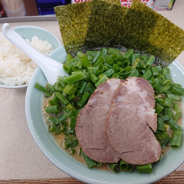 「青ネギラーメン中盛900円硬め、小ライス100円、缶ビール350」@寺田家 本店の写真