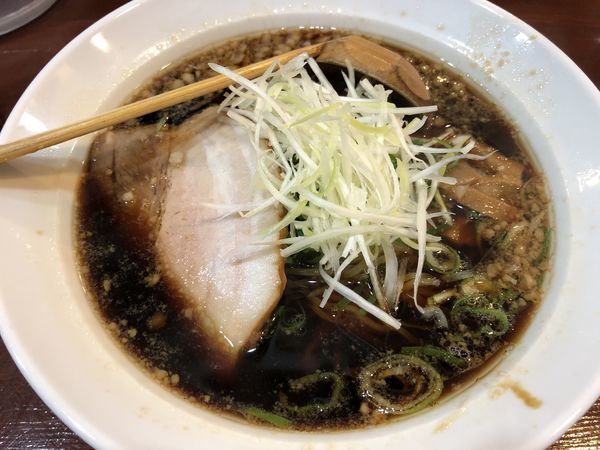 「黒こがし醤油らーめん 　¥６８０」@萬○屋 川崎店の写真