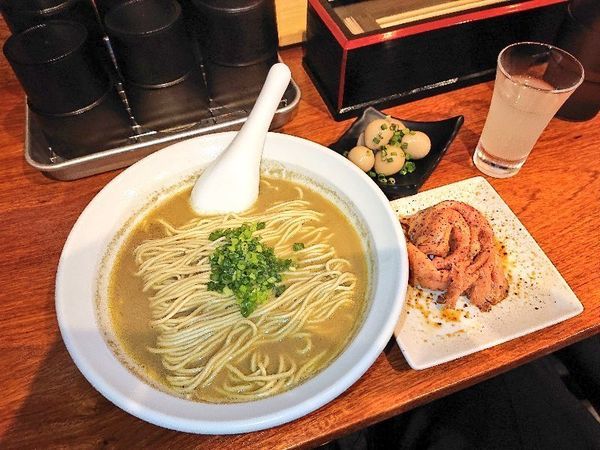 「牡蠣蕎麦＋ウズラ味玉・豚肩ロース生ハム風」@麺処 にぼし香 横浜店の写真