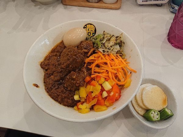 「冷やしポークビンダルーまぜそば＋味玉、など」@濃菜麺 井の庄 荻窪店の写真