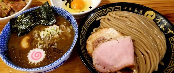 「つけ味玉(並)＋生卵、チャーシューご飯」@中華蕎麦うゑずの写真