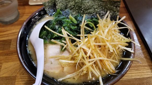 「豚骨醤油らあめん　並　ピリ辛白髪ネギ　ほうれん草トッピング」@豚骨らあめん専門店 とんこつ家ZUNの写真