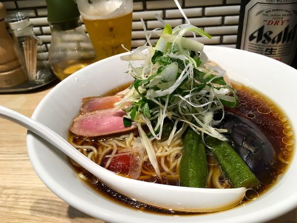 「スーパードライ→冷製たっぷり薬味と本枯れ節のらーめん＋味玉」@中華ソバ ビリケンの写真