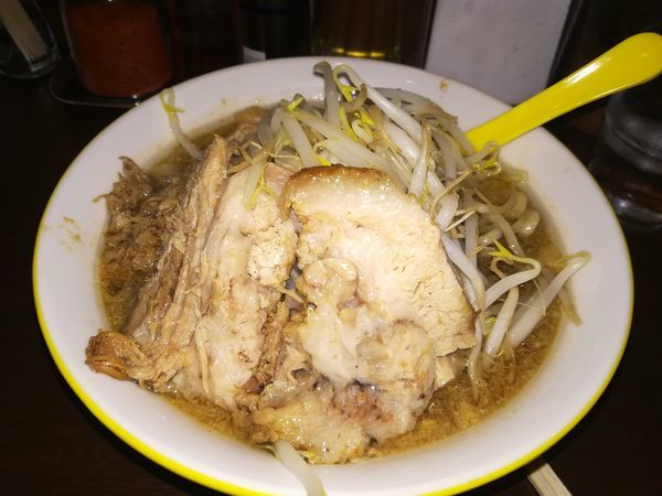 「ラーメン小(200g)」@ラーメン イエロー 新宿御苑前店の写真