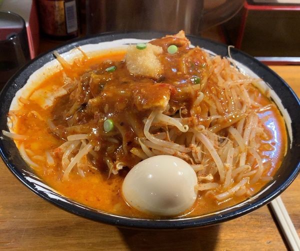 「味玉どて辛めん 野菜増し バラ肉倍増」@どてちん 習志野店の写真