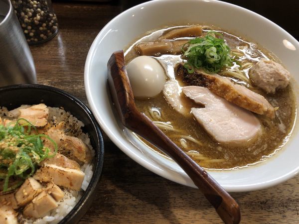 「味玉らーめん +  鶏肉丼」@らーめん チキントの写真
