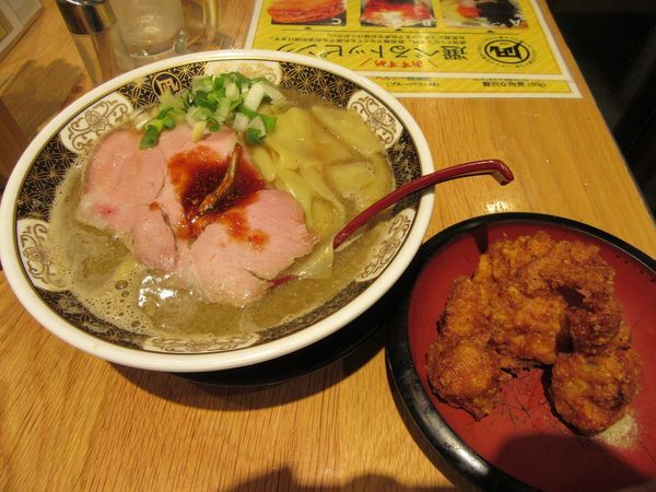 「すごい煮干ラーメン（８３０円）＋生ビール＋唐揚げ」@すごい煮干ラーメン凪 五反田西口店の写真