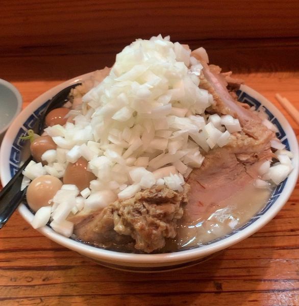 「小ぶた ウズラ煮卵 玉ねぎ刻み」@ラーメンだるま 小倉店の写真