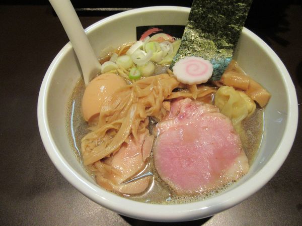 「ワンタンにぼしそば（１０００円）＋生ビール５００円＋味玉」@おおぜき中華そば店の写真
