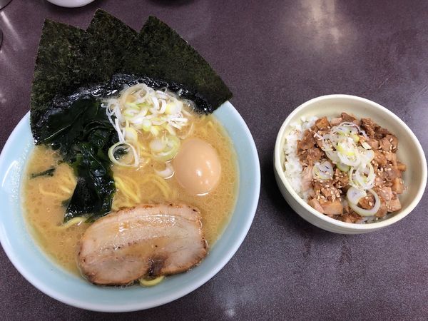 「醤油とんこつラーメン&チャーシュー丼」@とんこつラーメン松平 六浦店の写真