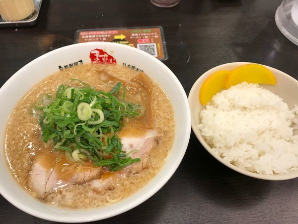 「ラーメン 並 麺30秒硬め＋脂多め＋セルフ辛いの多め＋セルフ」@京都銀閣寺 ますたにラーメン 日本橋本店の写真