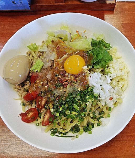 「(裏) 冷やし油そば 800円＋味玉 100円」@らーめん・油そば 笑びすの写真