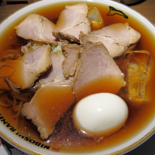 「冷やし煮干そば 880円（大盛）+ 味玉（サービス）」@すごい煮干ラーメン凪 田町店の写真