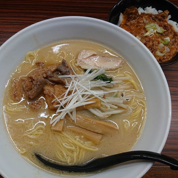 「塩モツそば無料大盛790円、牛すじ丼190円」@もつの屋の写真