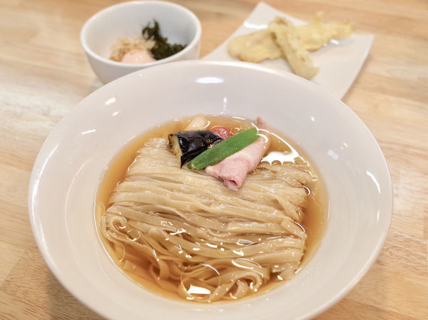 「天麩羅香露きし中華 鉄火巻付＋温玉と香味干しのり…1500円」@ガチ麺道場の写真