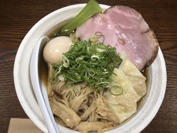 「特製醤油らーめん」@燻製麺 燻の写真