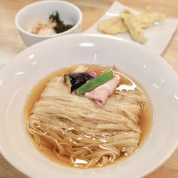 天麩羅香露きし中華 鉄火巻付＋温玉と香味干しのり…1500円