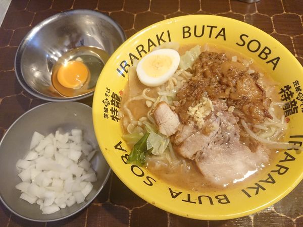 「豚そば（アブラ, ニンニクちょい増し）＋生卵」@茨城豚そば 特龍 本店の写真