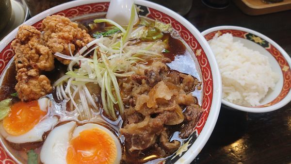 「豪華盛りわんたんめん、ライス」@わんたんめんの店 しお福の写真