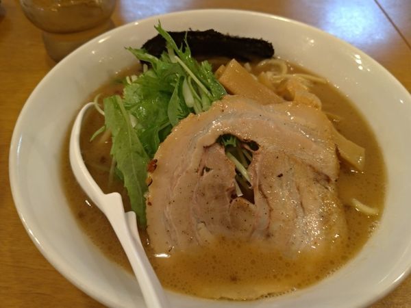 「豚骨醤油（780円）+ミニチャーシュー丼（300円）」@ラーメン屋 まるの写真