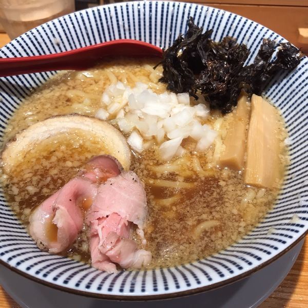 「背脂醤油らー麺」@焼きあご塩らー麺 たかはし 新宿本店の写真