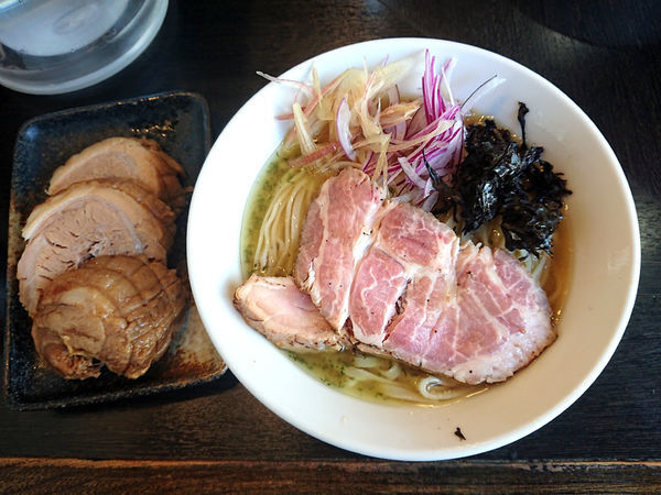 「冷やし塩煮干しそば+厚切り豚x2」@陽はまたのぼるの写真