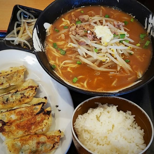 「黒味噌ラーメン ６８０円＋餃子セット３００円」@ガキ大将 佐原店の写真