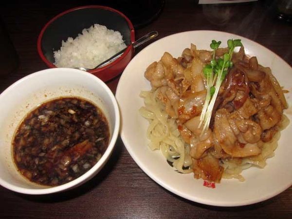 「肉盛りつけ麺並　800円＋無料の肉ダブル」@魁 肉盛りつけ麺 六代目けいすけの写真