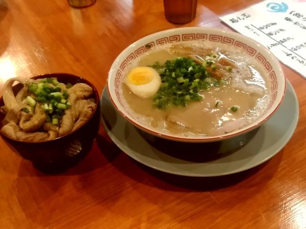 「博多らーめん(並盛・120g)820円＋もつめし350円」@濃厚豚骨らーめん 博多一路の写真