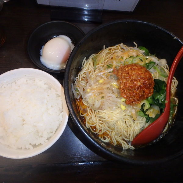 「汁なし担々麵大盛(850円)、温玉小ライスセット(250円)」@めだかTANTANの写真