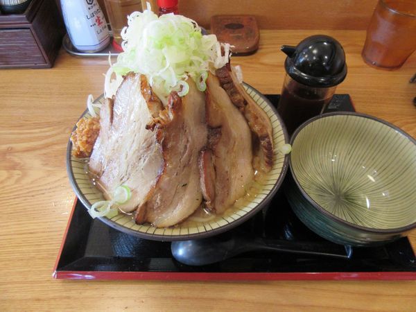 「富士チャーシューメン味噌（９５０円）＋唐揚げ」@優勝軒 日立店の写真